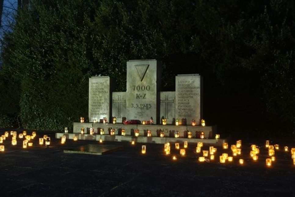 Eine weiter Aktion zum Jahrestag: Das Kinder und Jugend Netzwerk und SchülerInnen des Förderzentrums am Rosengarten nahmen an der bundesweiten Aktion „Lichter gegen Dunkelheit“ teil. Dazu illuminierten die Akteure mit Unterstützung der Koordinierungs- und Fachstelle „Demokratie leben!“ den Ehrenfriedhof Cap Arcona. Das bundesweite Projekt „Lichter gegen Dunkelheit“ soll die Pluralität von Gedenk- und Erinnerungsorten in Deutschland zum Ausdruck bringen und mit Blick auf das Gedenkjahr 2020 auf originelle Weise darauf hinweisen, welche Bedeutung diese Einrichtungen als Orte und Träger einer demokratischen Gedenk- und Erinnerungskultur haben.