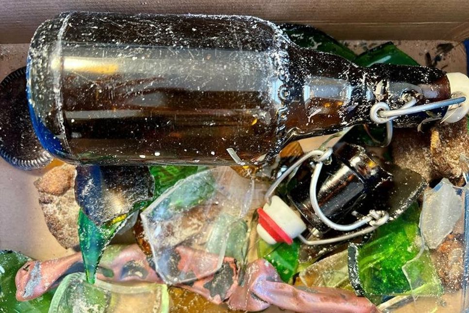 Scherben, rostige Eisenteile und Plastikmüll am Strand sind kein schöner Anblick und bergen zudem ein Verletzungsrisiko für Mensch und Tier.