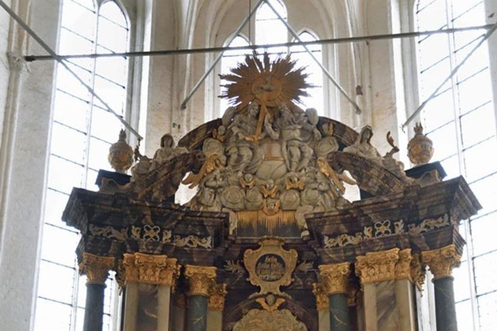 Der Altar in der Klosterkirche: Die Bebilderung entstand nach den Originalen im Vatikan.