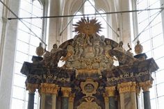 Der Altar in der Klosterkirche: Die Bebilderung entstand nach den Originalen im Vatikan.