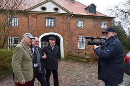 Klosterprobst Eckhard Graf Hahn mit dem Filmteam Pastor Christoph Pfeifer sowie Helga und Peter Weimann hinter der Kamera.