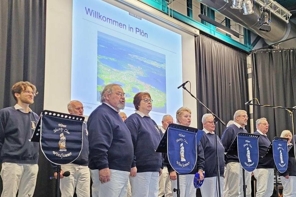 Der Plöner Shantychor „Windjammer“ sorgte für gute Stimmung bei den frisch zugezogenen Plönern.