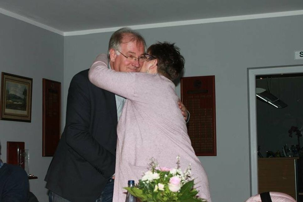 2. Vorsitzende Christa Kautz-Stender gratulierte Jan-Eric Hertwig zur Wiederwahl