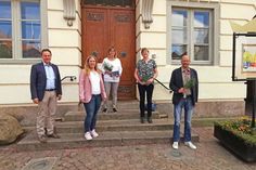 Bürgermeister Carsten Behnk, Stefanie Schmidt (Personalrätin), Nicole Ausborn, Maren Teschke, Timo Hantel (v.li.)