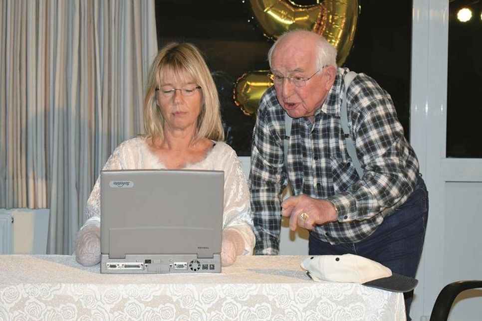 Ein Sketch zum Jubiläum: Waren es nun vier oder fünf Kinder, die er gezeugt hatte? Herr Petersen (Jürgen Grimmel) musste nach seinem Ableben dem Engel (Claudia Siemsen) an der Eingangspforte zum Himmel Rede und Antwort stehen.