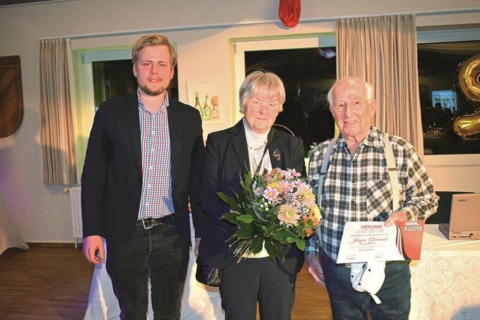 Bühnenleiter Henning Will (links) verlieh Gerda und Jürgen Grimmel im Rahmen der 90-Jahr-Feier die Ehrenmitgliedschaft.