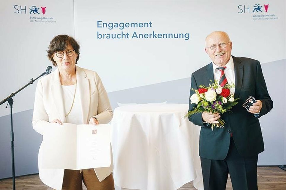 Stellvertretend für Ministerpräsident Daniel Günther zeichnete Sportministerin Sabine Sütterlin-Waack Heinz Jenkel für seine zahlreichen Verdienste aus.