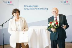 Stellvertretend für Ministerpräsident Daniel Günther zeichnete Sportministerin Sabine Sütterlin-Waack Heinz Jenkel für seine zahlreichen Verdienste aus.