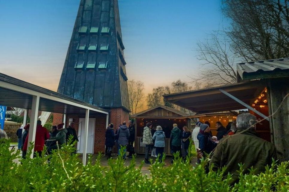Veranstaltungsort ist der gut begehbare Kirchplatz und das Gemeindehaus.