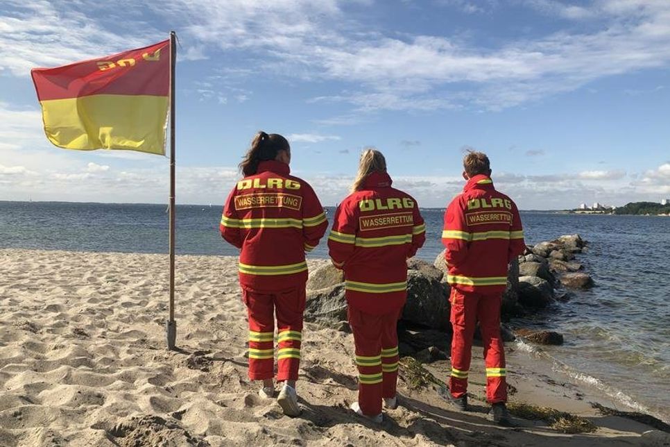 Neustädter Rettungsschwimmerinnen und -schwimmer bereiten sich auf ihren Wasserrettungsdienst 2023 in Theorie und Praxis vor.