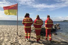 Neustädter Rettungsschwimmerinnen und -schwimmer bereiten sich auf ihren Wasserrettungsdienst 2023 in Theorie und Praxis vor.