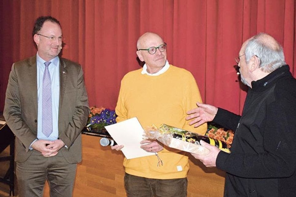 Rolf Blechschmidt (Mitte) wurde von Bürgermeister Demmin und Bürgervorsteher Gärtner als Ehrenamtler des Jahres ausgezeichnet