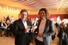 Tourismusleiter Raymond Kiesbye und Bürgermeisterin Nicole Kohlert stießen mit den Kellenhusenerinnen und Kellenhusenern auf das neue Jahr an.