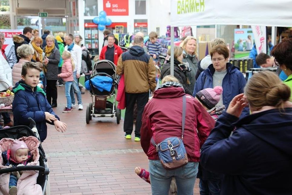 In der eska-Passage tummelten sich viele angehende und erfahrene Schulkinder mit ihren Angehörigen, um sich über die neuen Modelle zu informieren.