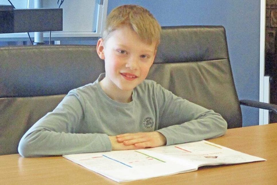 Der Preetzer Schüler Finn Jannis Struck hat den Landschaftsentscheid im Ratssaal gewonnen.