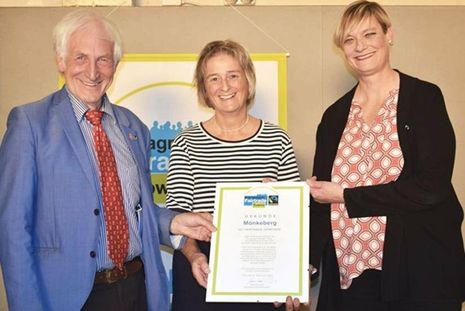 Fairtrade-Ehrenbotschafter Manfred Holz (v. l.) überreichte Bürgermeisterin Hilla Mersmann und Claudia Zempel, Vorsitzende der Steuerungsgruppe, bei der Verleihungsfeier in der Mönkeberger Sporthalle die Urkunde.