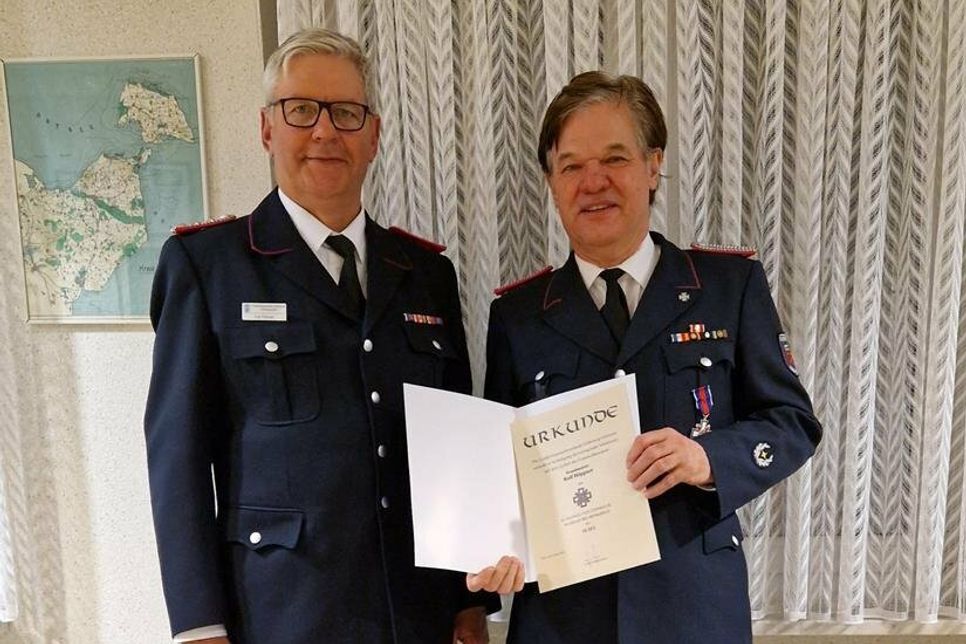 Kai Fischer (Kreisfeuerwehrverband) und Ralf Höppner (v. lks.).