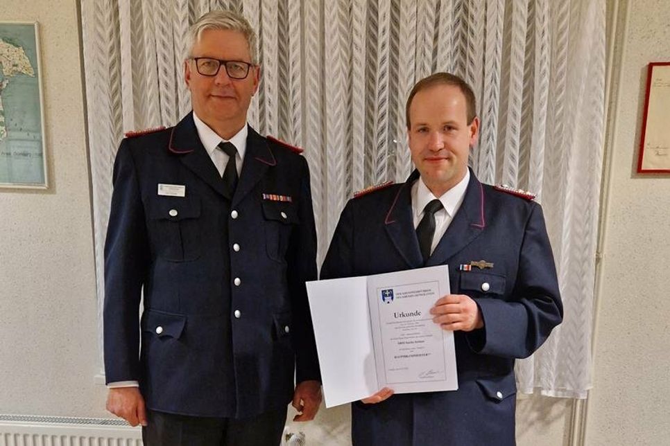 Kai Fischer (Kreisfeuerwehrverband) und Sascha Seehase (v. lks.).