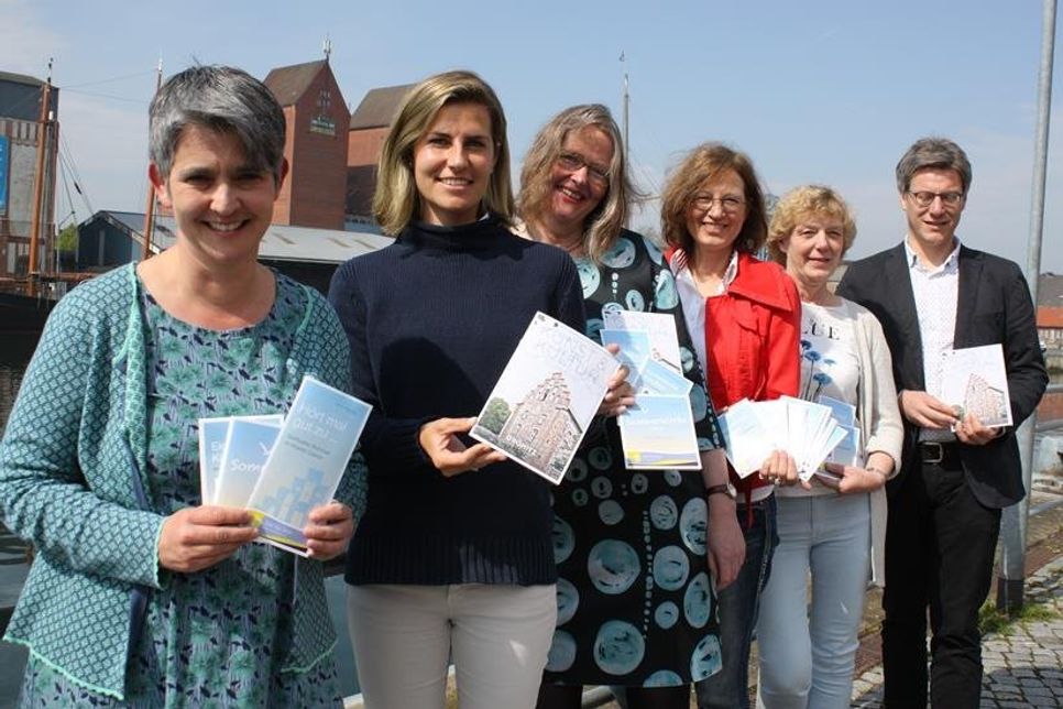 Theologin und Erzählerin Claudia Süssenbach, Janina Kononov vom Tourismus-Service Grömitz, Strandpastorin Katharina Gralla, Merle Fromberg vom Fachbereich Kirche und Tourismus des Kirchenkreises, Heike Henningsen, Mitarbeiterin in der Kirchenregion Strand und André Rosinski von der Tourismus-Agentur Lübecker Bucht (v. lks.).