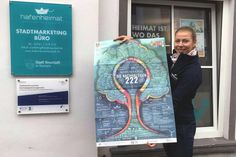 Nachhaltigkeitsmanagerin der Stadt Lina Sophie Koop präsentiert das Plakat. (Foto: Stadtmarketing)