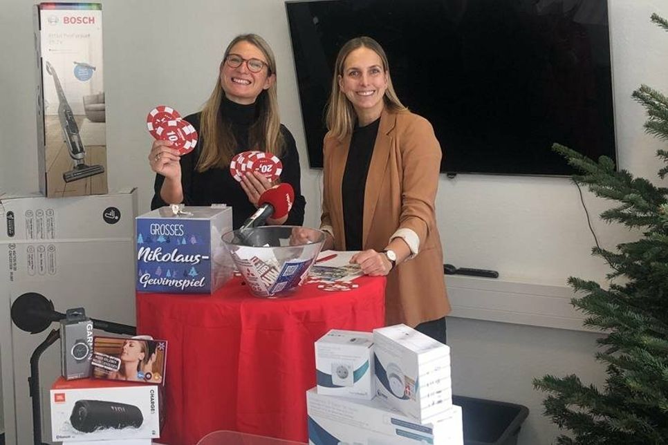 Unsere Glücksfeen Gesche Muchow (lks.) und Kristina Kolbe haben 25 Gewinner und Gewinnerinnen gezogen.