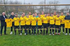 Die Mannschaft freut sich über die Trikots von den Stadtwerken Neustadt.