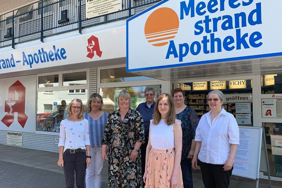 Apothekerin Anne-Christine von Hagen (3. v. lks.) mit dem Team der Meeresstrand-Apotheke: Pharmazeutisch-technische Assistentin (PTA) Bianca Stock, Sandra Rumohr (PTA), Pharmazeutisch-kaufmännische Assistentin Cornelia Göbel, Elena Fischer (PTA) Meike Steffens (PTA) mit sowie Apothekerin Ursula Hiller (v. lks.).
