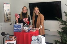 Unsere Glücksfeen Gesche Muchow (lks.) und Kristina Kolbe haben 25 Gewinner und Gewinnerinnen gezogen.