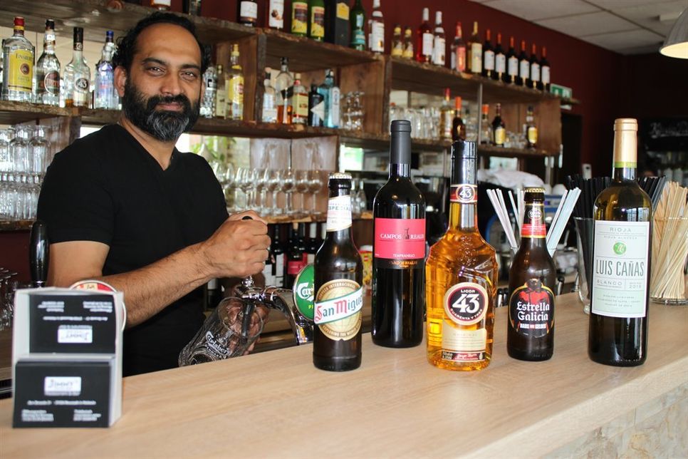 Ravinder Pal Singh, Spitzname „Jimmy“, mit einer kleinen Auswahl spanischer Getränkespezialitäten.