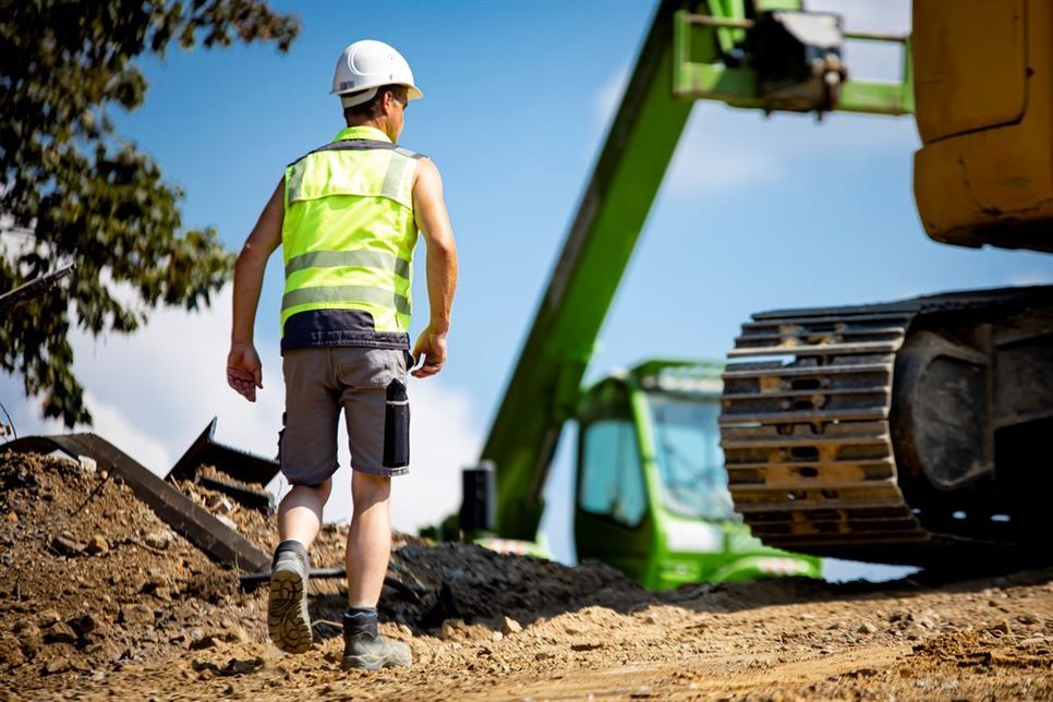 Bald allein auf der Baustelle? Baufirmen steuern auf einen verschärften Fachkräftemangel zu – wenn die Branche für Beschäftigte nicht attraktiver wird, warnt die IG BAU.