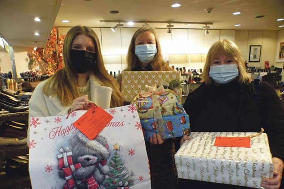 Zum ersten Mal hingen auch die Weihnachtswünsche der Kinder am Wunschbaum, die gerade mit ihren Müttern im Frauenhaus leben.