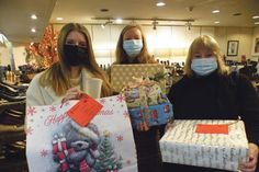 Zum ersten Mal hingen auch die Weihnachtswünsche der Kinder am Wunschbaum, die gerade mit ihren Müttern im Frauenhaus leben.