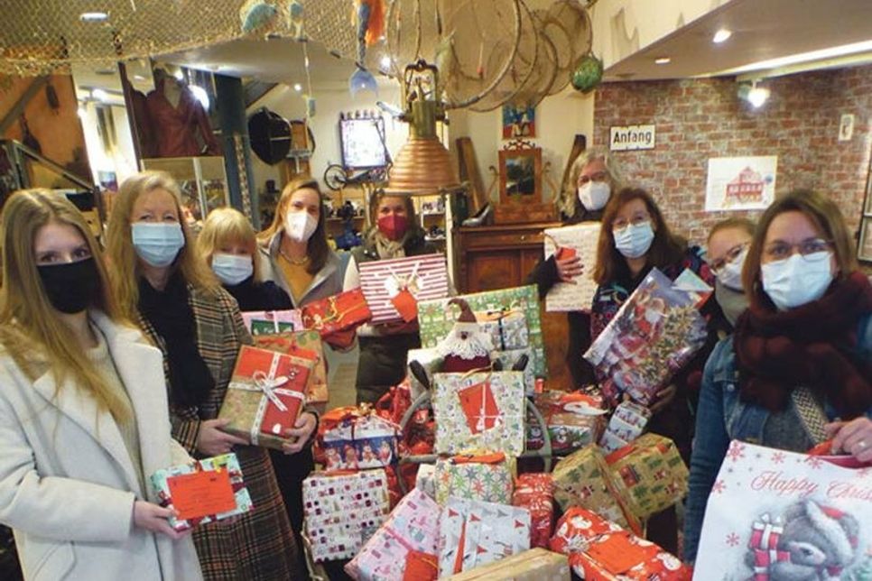 Aus Wunschkarten werden Weihnachtsgeschenke – der Kinderschutzbund und das Frauenhaus sagen im Namen von mehr als 100 Kindern ein großes Dankeschön für  diese Weihnachtsfreude.