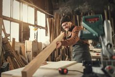 Tischler und Tischlerinnen arbeiten in erster Linie in Werkstätten, Ateliers oder Werkhallen. (Foto: AdobeStock/JenkoAtaman)