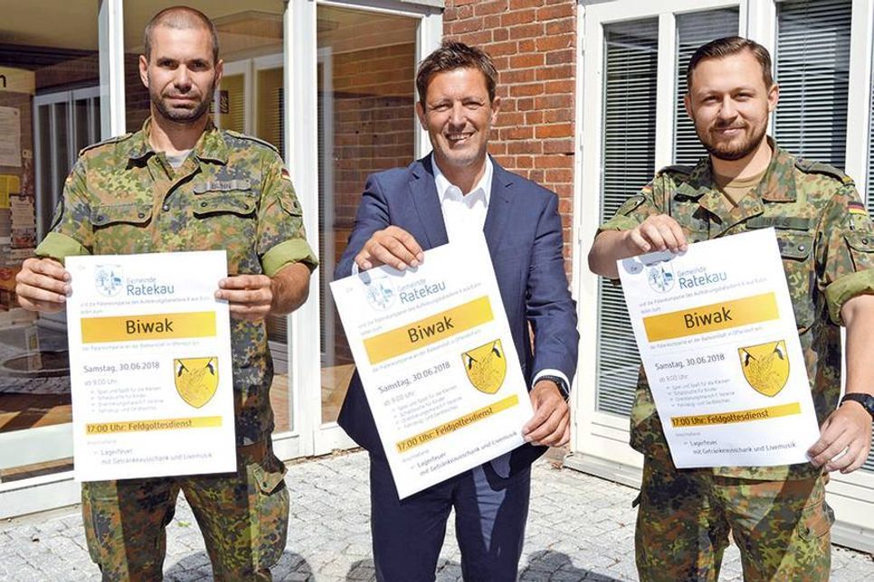 Freuen sich auf das Biwak mit abschließendem Familientag: Hauptfeldwebel Sascha Bunn (v.l.), Ratekaus Bürgermeister Thomas Keller und Oberleutnant Fanz Haas. (Foto: Setje-Eilers)