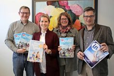 Präsentieren die Magazine: Michael Scheil vom Balticum Verlag, Janina Kononov vom Tourismus Servive Grömitz, Petra Rathjen aus Lensahn und der Grömitzer Tourismuschef Olaf Dose-Miekley (v. lks.).