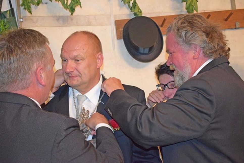 Vor einem Jahr bekam Christian Bruschkat vom damaligen Ältermann Bernd Kodel die Königskette überreicht