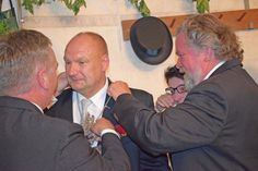 Vor einem Jahr bekam Christian Bruschkat vom damaligen Ältermann Bernd Kodel die Königskette überreicht