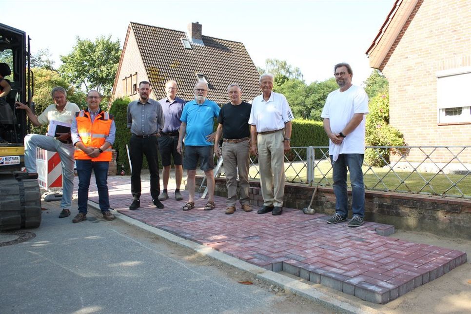 Verwaltung, Firmeninhaber und Vertreter des Bauausschusses machten sich vor Ort ein Bild der Baumaßnahme.