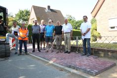 Verwaltung, Firmeninhaber und Vertreter des Bauausschusses machten sich vor Ort ein Bild der Baumaßnahme.