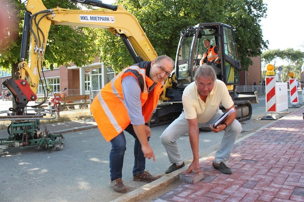 Bürgermeister Klaus Winter (re.) und Jan Grimm von der bausausführenden Firma  Grimm Staßen- und Tiefbau bei einer Baubesichtigung im Jahnweg.