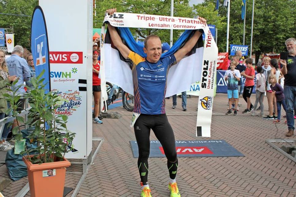 Erschöpft, aber glücklich. Der Este Rait Ratasepp hat den Triple-Ultra-Triathlon in Lensahn gewonnen.