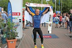 Erschöpft, aber glücklich. Der Este Rait Ratasepp hat den Triple-Ultra-Triathlon in Lensahn gewonnen.