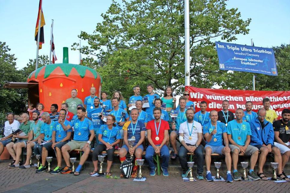 Alle Athleten beim Abschlussfoto nach der Siegerehrung.
