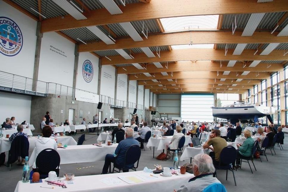 Die Ausstellungshalle der ancora Marina diente als Tagungsraum der Kirchenkreissynode.