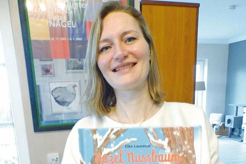 Die Höhndorfer Neu-Kinderbuchautorin Elke Laurenat mit ihrem Erstlingswerk „Hazel Nussbaum – verschnupft und verschneit“.
