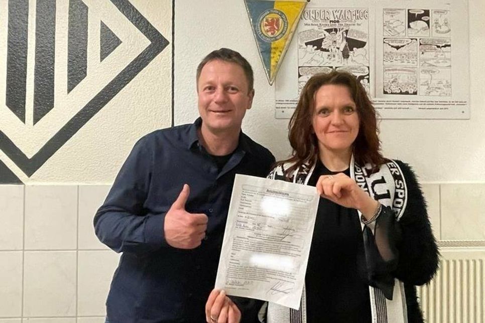 Nicole Kumpis (1. Vizepräsidentin Eintracht Braunschweig) und Jörg Lehnert (2. Vorsitzender SC Schwarz-Weiß Kellenhusen).