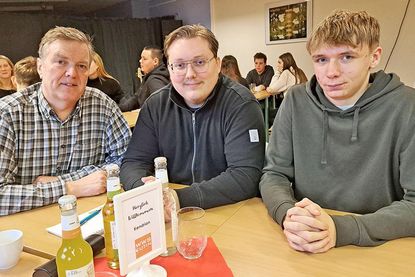 Ausbilder Jörn Räther und Azubi Oliver Herdt von der Firma Kendrion nahmen Kontakt zu ihrem Praktikanten Conner Uchneytz (v.l.) auf.