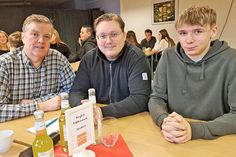 Ausbilder Jörn Räther und Azubi Oliver Herdt von der Firma Kendrion nahmen Kontakt zu ihrem Praktikanten Conner Uchneytz (v.l.) auf.