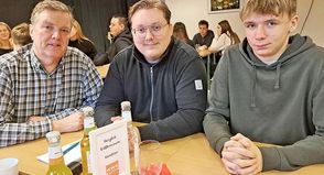 Ausbilder Jörn Räther und Azubi Oliver Herdt von der Firma Kendrion nahmen Kontakt zu ihrem Praktikanten Conner Uchneytz (v.l.) auf.